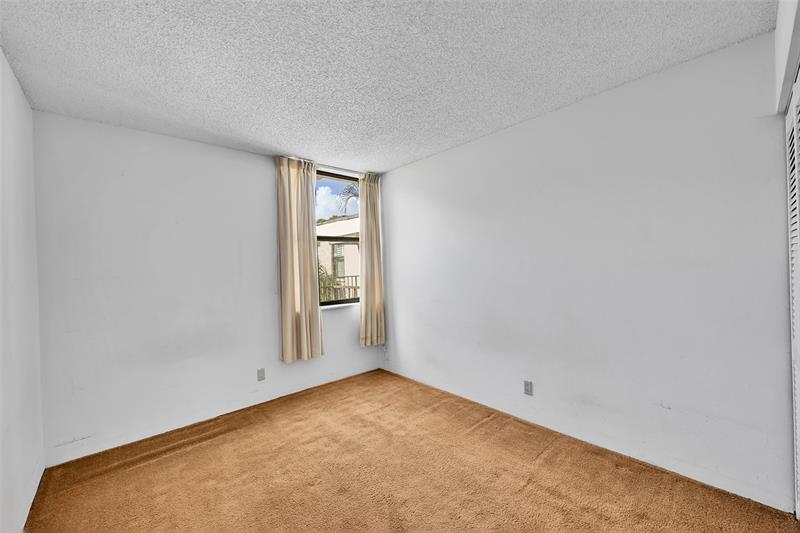 Image 22 of 49 For 20350 Country Club Dr  Ph12-4