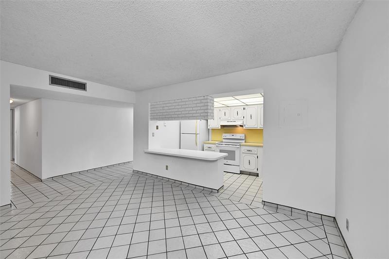 Image 8 of 49 For 20350 Country Club Dr  Ph12-4