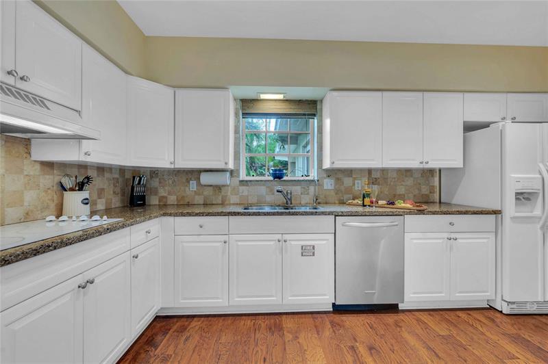 Image 7 of 26 For 1612 Lake Dr