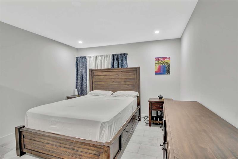 Image 10 of 16 For 11831 38th Pl