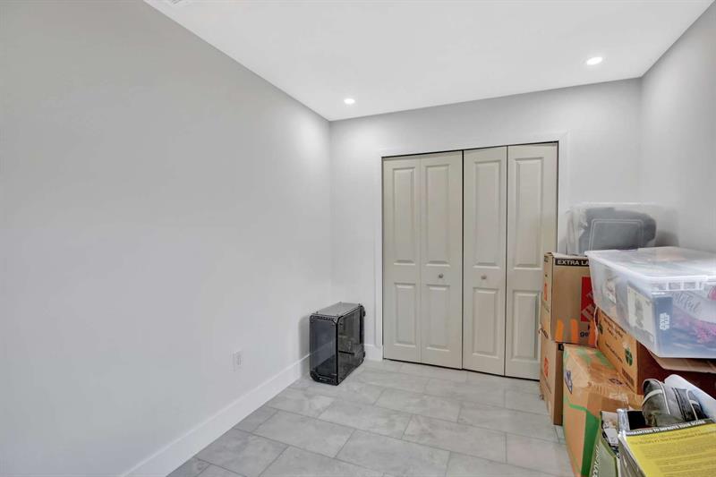 Image 14 of 16 For 11831 38th Pl