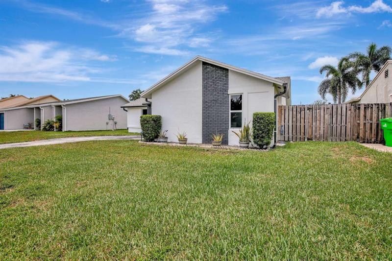 Image 3 of 16 For 11831 38th Pl