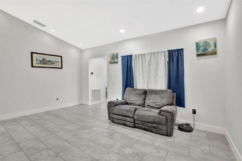 Image 4 of 16 For 11831 38th Pl