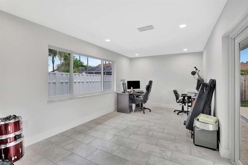 Image 9 of 16 For 11831 38th Pl