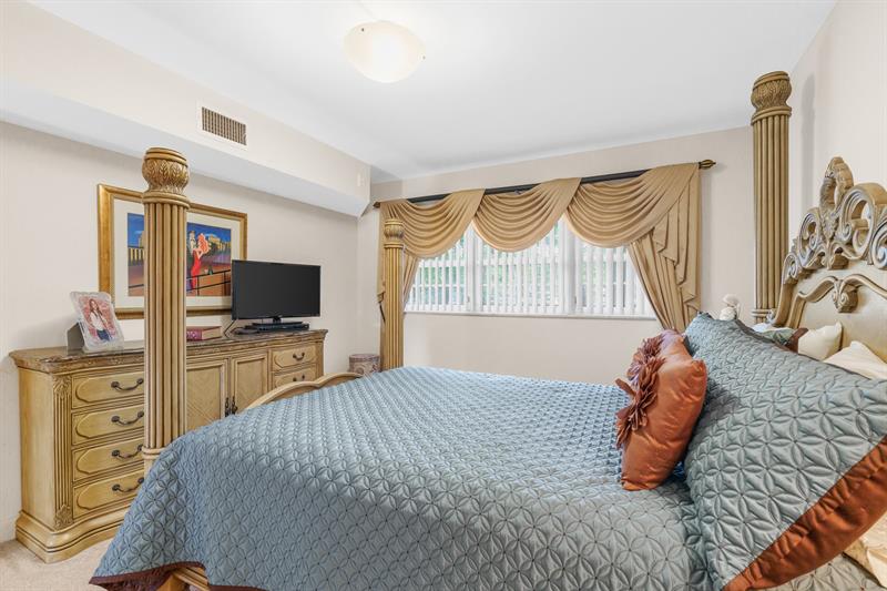 Image 34 of 57 For 3800 Oaks Clubhouse Dr  110
