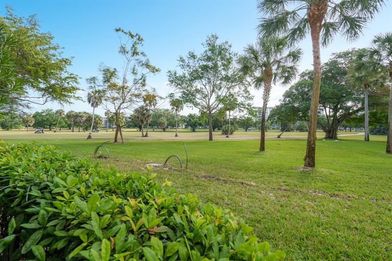 Image 6 of 57 For 3800 Oaks Clubhouse Dr  110