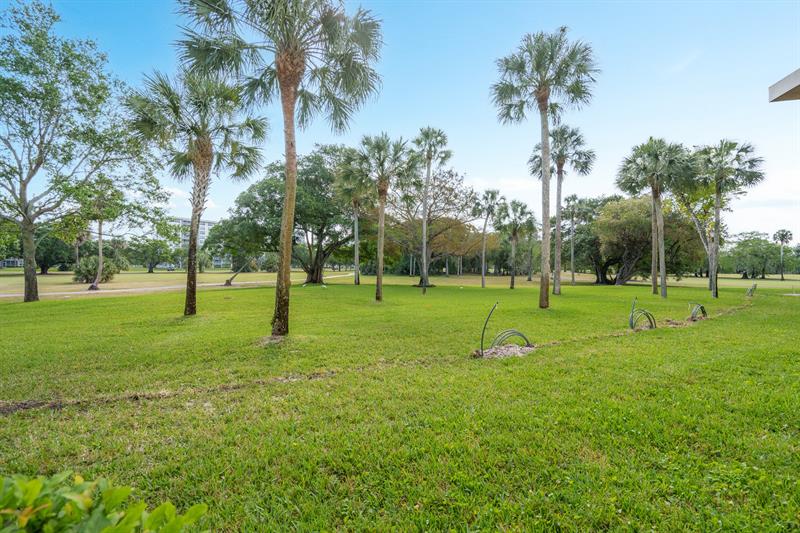 Image 7 of 57 For 3800 Oaks Clubhouse Dr  110