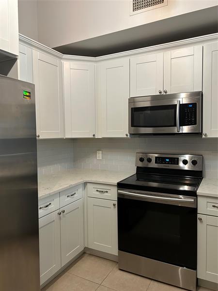 Image 4 of 17 For 5067 Canal Cir E
