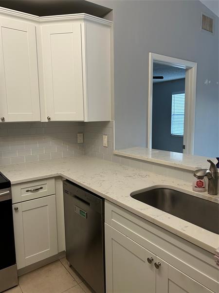 Image 5 of 17 For 5067 Canal Cir E