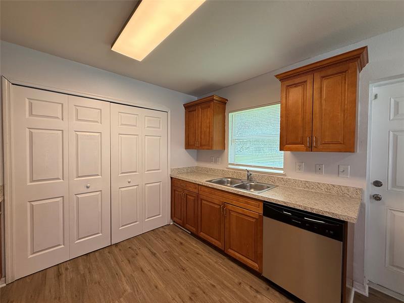 Image 5 of 17 For 622 Orchard Park Dr