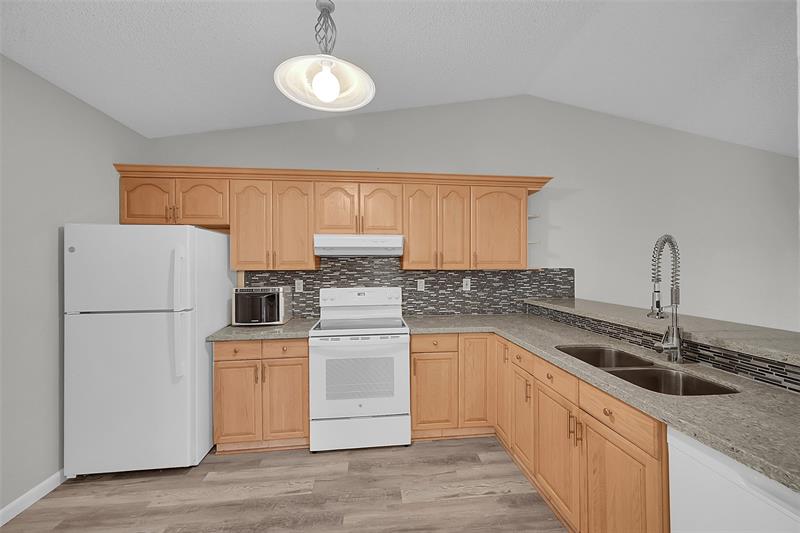 Image 10 of 44 For 8 Camden Ln  