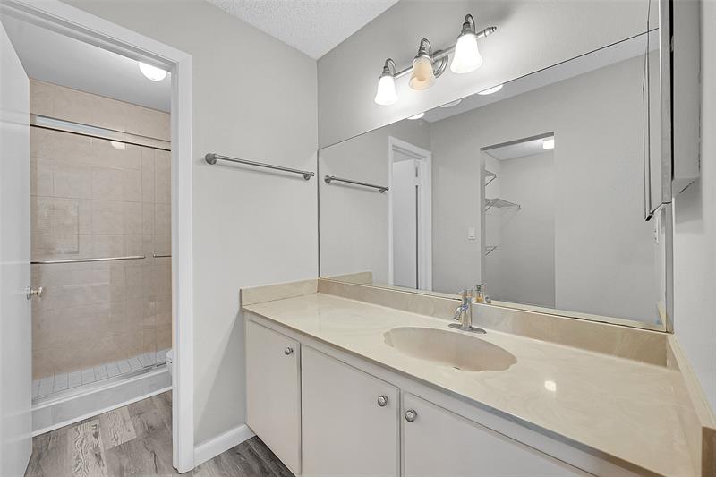 Image 20 of 44 For 8 Camden Ln  