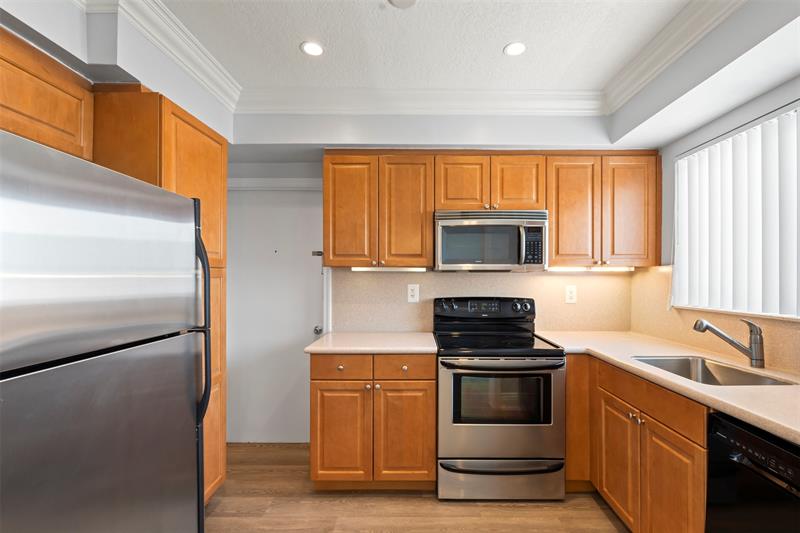 Image 3 of 16 For 9930 Collins Ave  3
