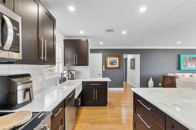 Image 14 of 66 For 2701 Ocean Blvd  15