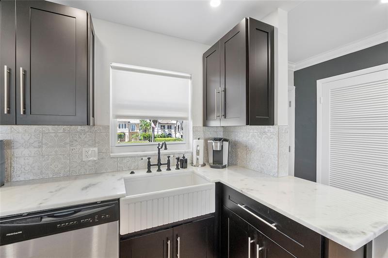 Image 22 of 66 For 2701 Ocean Blvd  15