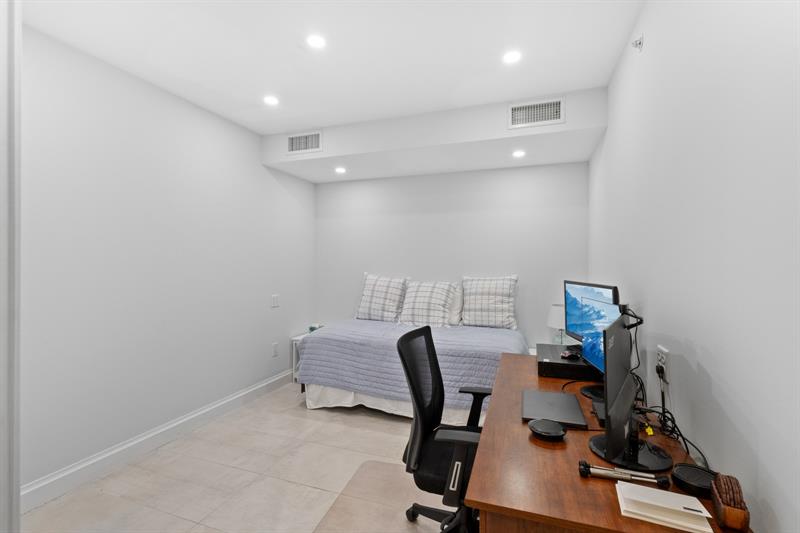 Image 18 of 53 For 1532 12th St  302