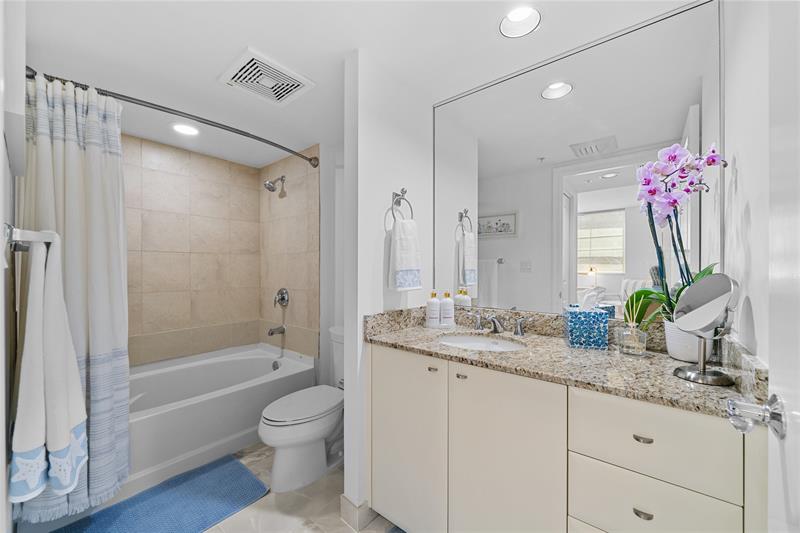 Image 18 of 50 For 610 Las Olas Blvd  721n