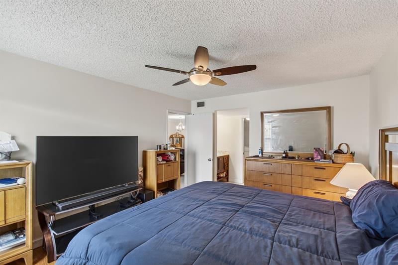 Image 39 of 67 For 19000 Stewart Cir  4