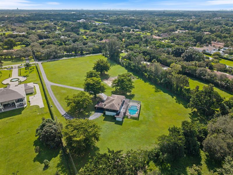 Image 11 of 45 For 5401 Thoroughbred Ln