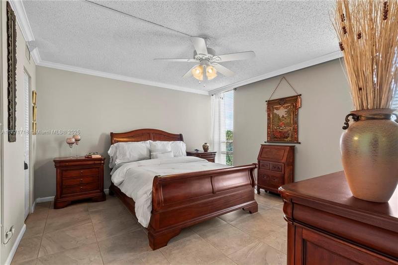 Image 14 of 26 For 4800 Bayview Dr  402