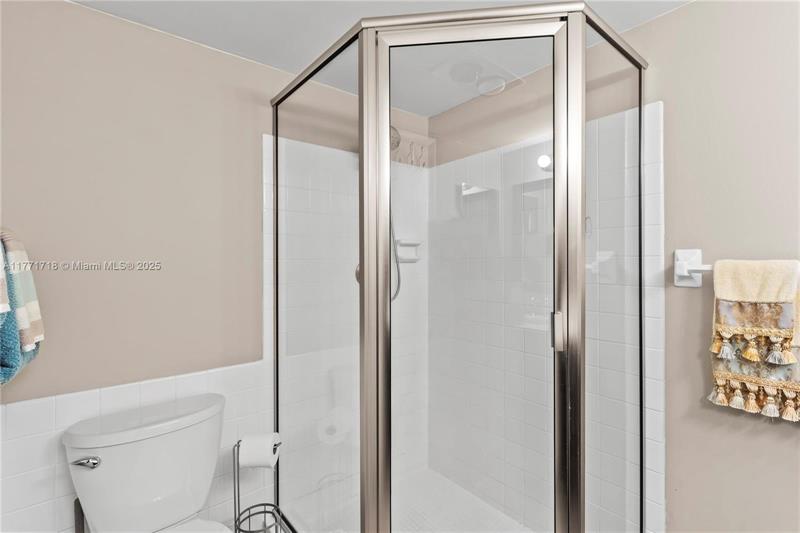 Image 16 of 26 For 4800 Bayview Dr  402