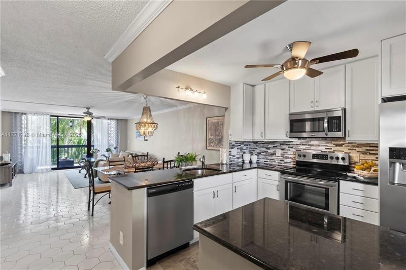 Image 3 of 26 For 4800 Bayview Dr  402