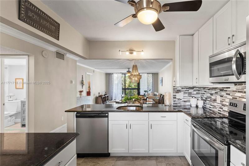 Image 6 of 26 For 4800 Bayview Dr  402