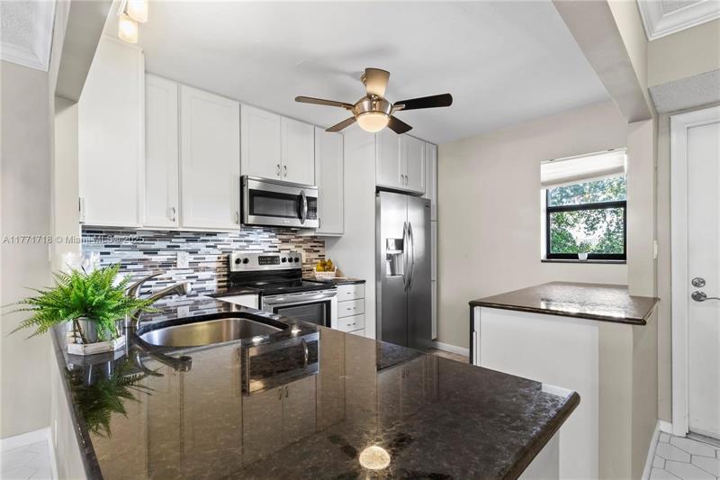 Image 8 of 26 For 4800 Bayview Dr  402