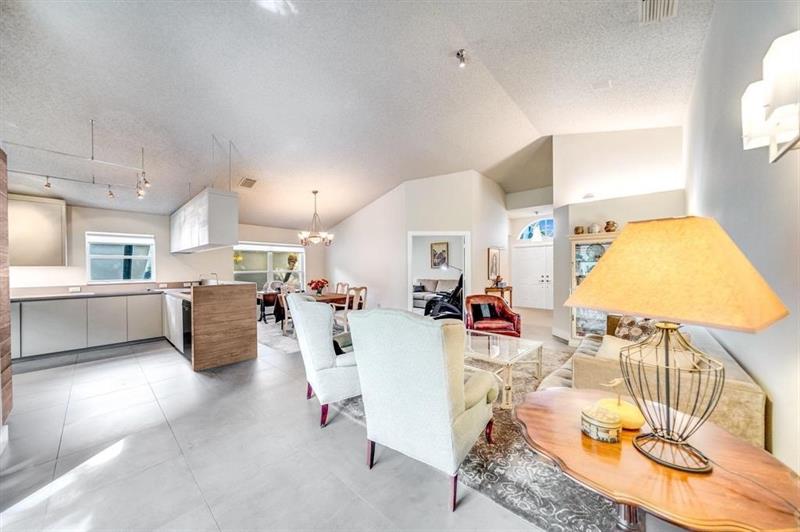 Image 4 of 19 For 7638 Charing Cross Ln