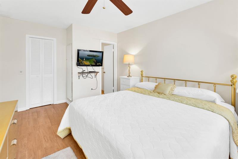 Image 15 of 31 For 5300 Washington St  D206