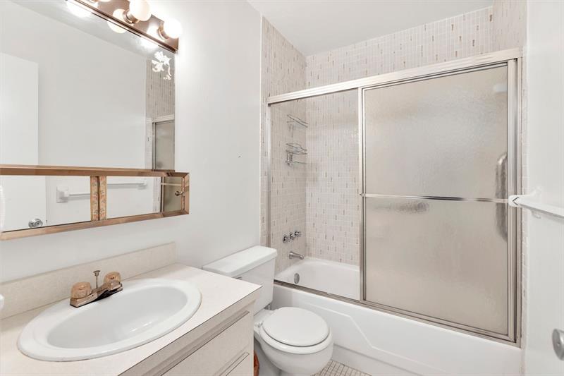 Image 16 of 31 For 5300 Washington St  D206