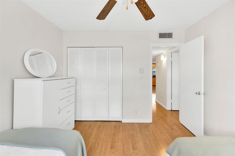 Image 17 of 31 For 5300 Washington St  D206