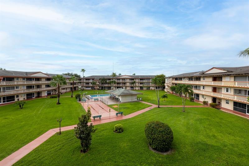 Image 30 of 31 For 5300 Washington St  D206