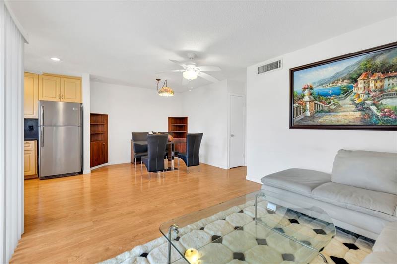 Image 9 of 31 For 5300 Washington St  D206