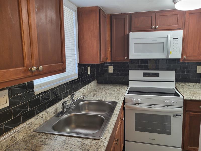 Image 3 of 9 For 1501 Crescent Cir  E43
