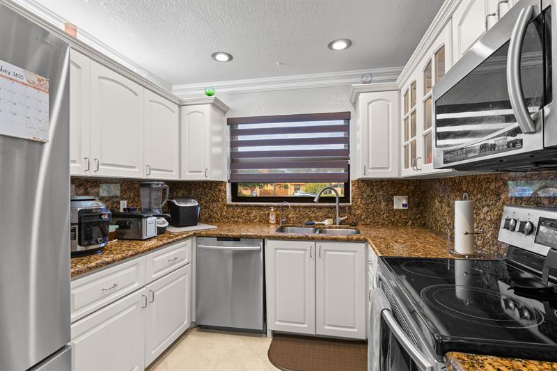 Image 6 of 33 For 9119 Limetree Ln  169