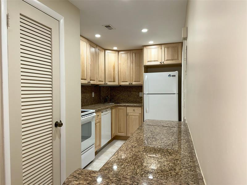 Image 4 of 25 For 659 Oakland Park Blvd  120c