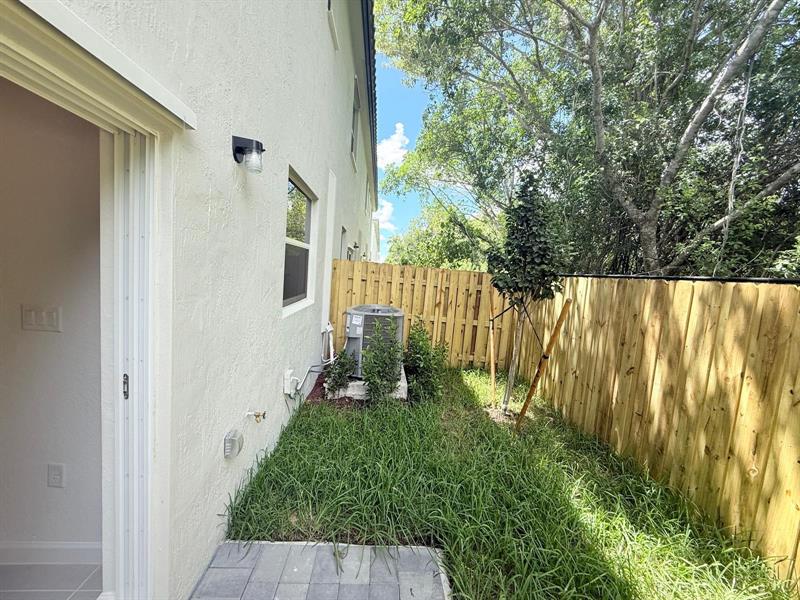Image 23 of 24 For 154 10th Ct  