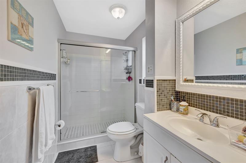 Image 18 of 31 For 5336 6th Ave  H7