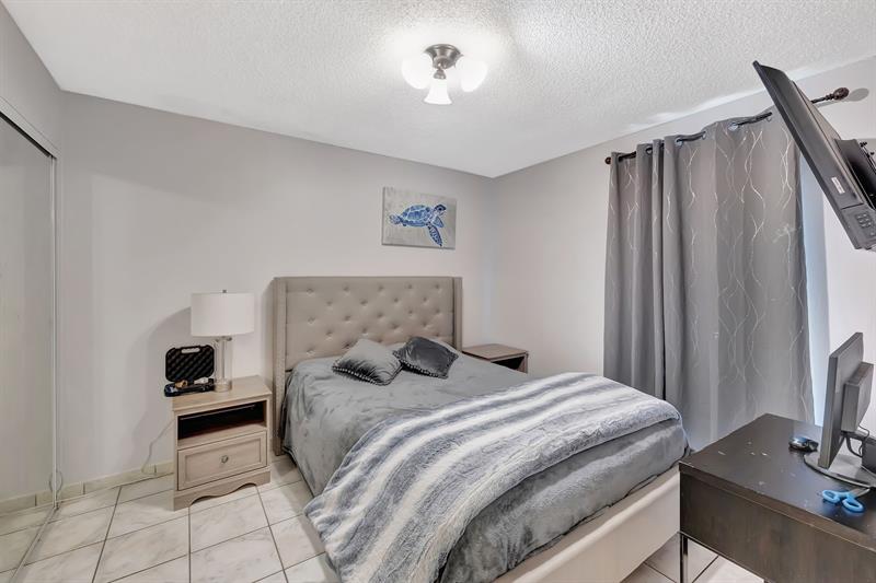 Image 19 of 31 For 5336 6th Ave  H7