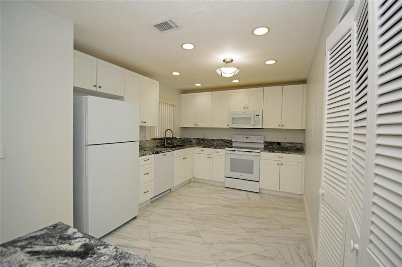 Image 12 of 17 For 9665 Riverside Dr  9i