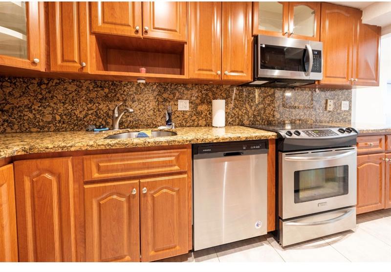 Image 7 of 19 For 1428 4th Ave  F145