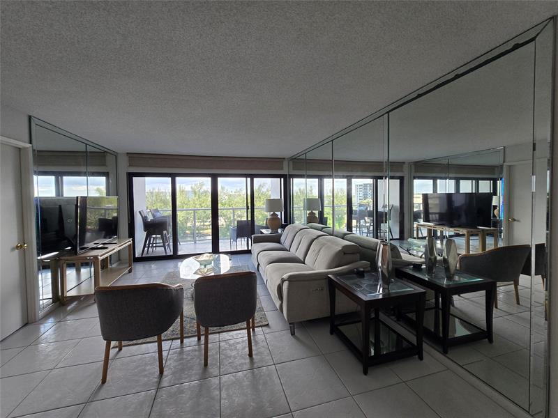 Image 3 of 30 For 1401 Riverside Dr  705