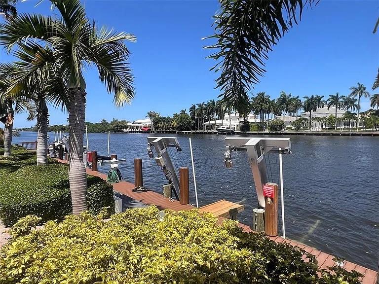 Image 2 of 40 For 3014 Waterside Cir