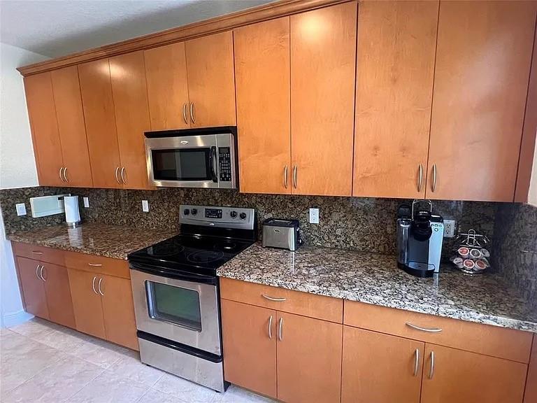 Image 32 of 40 For 3014 Waterside Cir