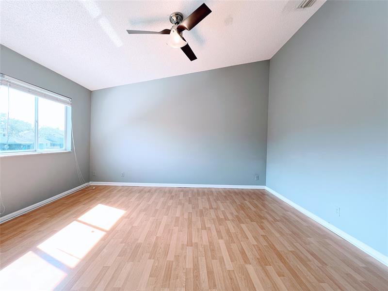 Image 15 of 31 For 2032 Discovery Circle E