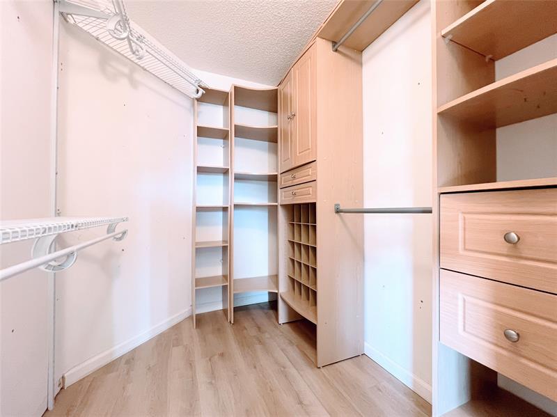 Image 16 of 31 For 2032 Discovery Circle E