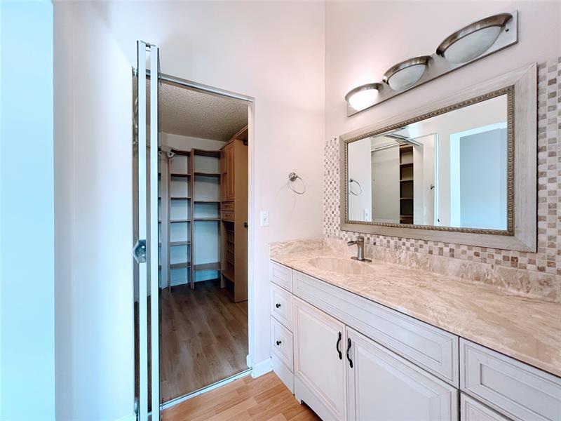 Image 18 of 31 For 2032 Discovery Circle E