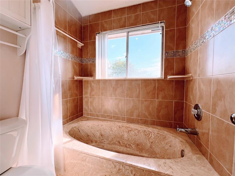 Image 19 of 31 For 2032 Discovery Circle E