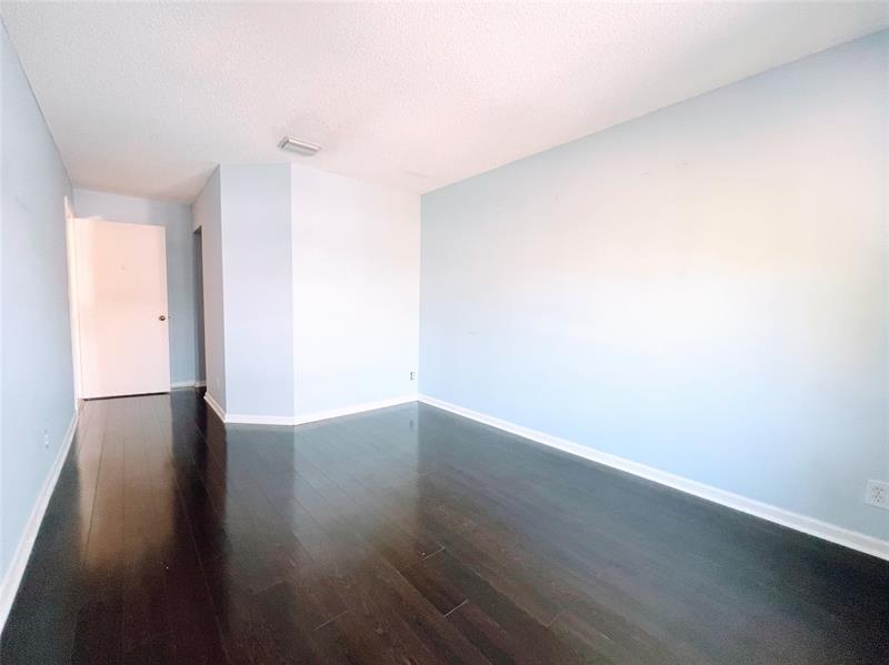 Image 21 of 31 For 2032 Discovery Circle E